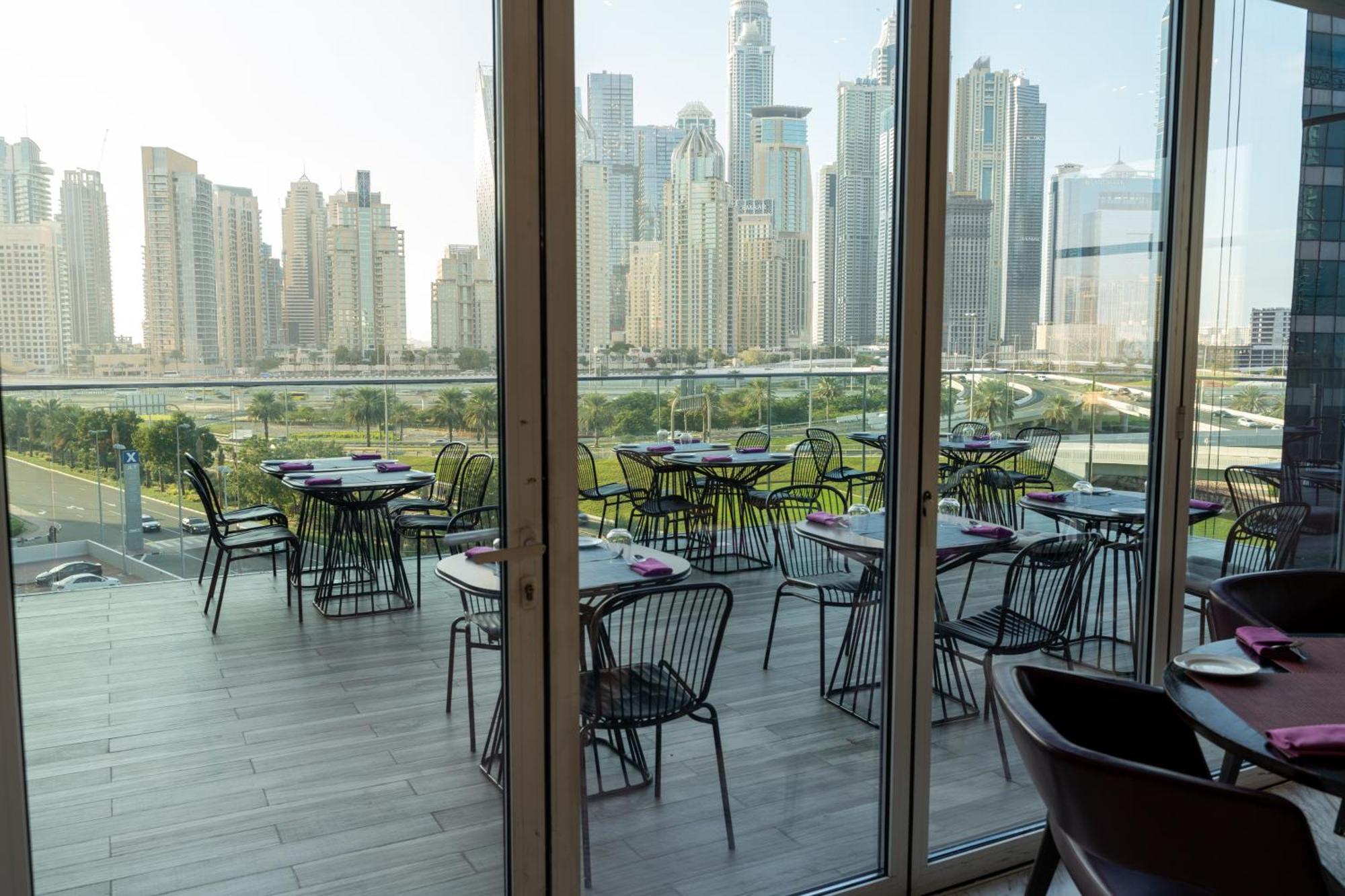 Taj Jumeirah Lakes Towers 5* دبي